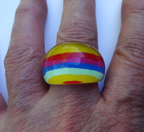 Kunststof ring kleurige strepen, Sieraden, Tassen en Uiterlijk, Ringen, Zo goed als nieuw, Dame, 17 tot 18, Overige kleuren, Kunststof