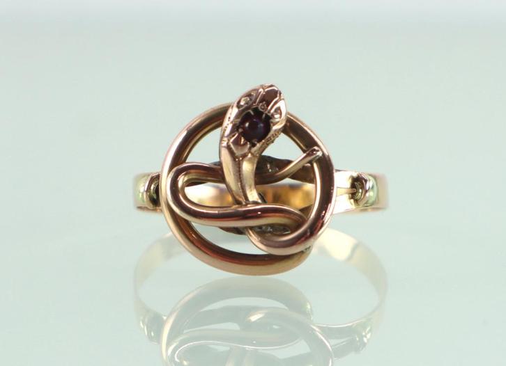 Antieke Franse 18k gouden ring met slang en granaat, Sieraden, Tassen en Uiterlijk, Antieke sieraden, Ring, Goud, Met edelsteen