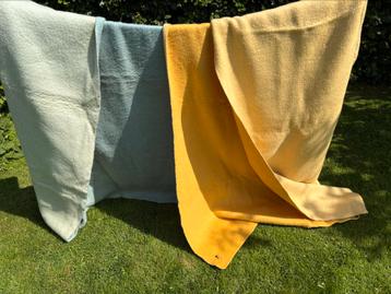 2 vintage zuiver wollen dekens (pastel)geel en (pastel)blauw beschikbaar voor biedingen