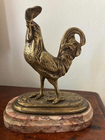 Oude bronzen haan op sokkel beschikbaar voor biedingen