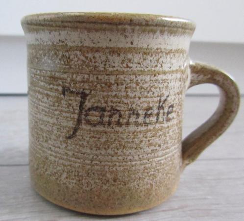 Mok/ bekertje met de naam Janneke, Huis en Inrichting, Keuken | Servies, Zo goed als nieuw, Kop(pen) en/of Schotel(s), Overige stijlen