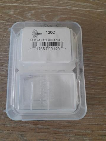 Te koop 1x oorbel flower crystal in Steriel verpakking beschikbaar voor biedingen