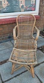 Rotan stoel met voetenbankje, Tuin en Terras, Tuinstoelen, Ophalen, Gebruikt, Rotan