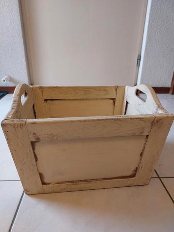 Stevige houten kist, vintage beschikbaar voor biedingen