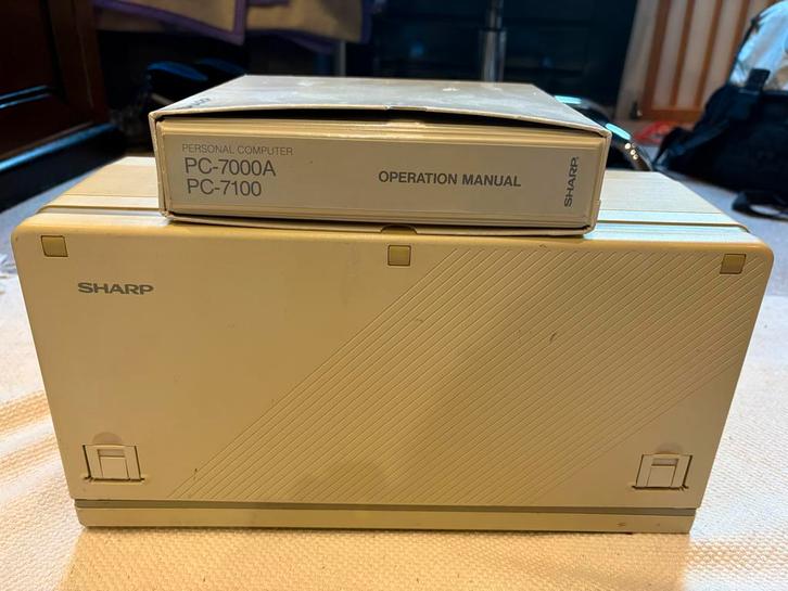 Sharp PC-7000 met toetsenbord, handleiding en MS-DOS disk, Computers en Software, Vintage Computers, Ophalen of Verzenden
