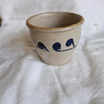 Antieke aardewerk pot met blauwe decoratie beschikbaar voor biedingen