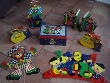 Houten artikelen voor de kinderkamer, vrolijk gekleurde bere beschikbaar voor biedingen