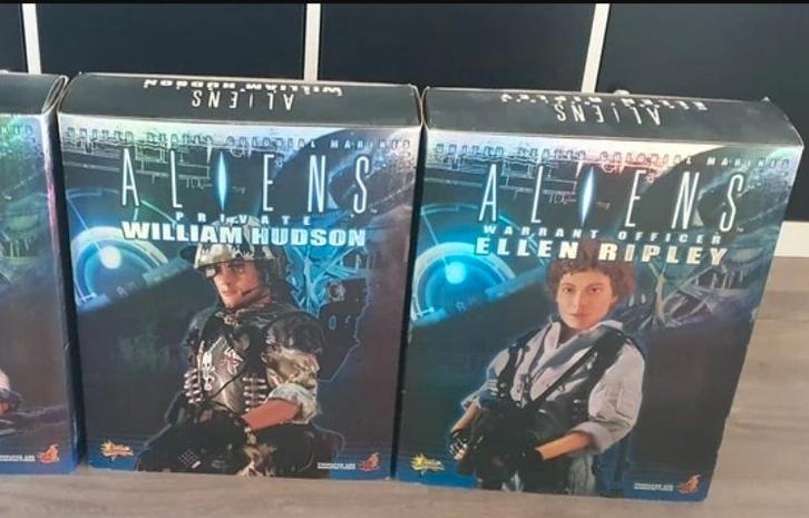 Hot toys aliens boxes with all clamshells, Verzamelen, Film en Tv, Zo goed als nieuw, Actiefiguur of Pop, Ophalen of Verzenden