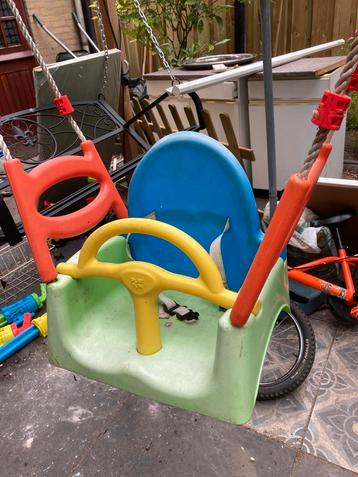 Gratis: 2 schommels en een zitverhoger beschikbaar voor biedingen