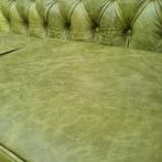 Nieuwe Chesterfield bank olijfgroen  / okergeel + BEZORGING, Huis en Inrichting, Banken | Bankstellen, Chesterfield, Nieuw, Ophalen of Verzenden