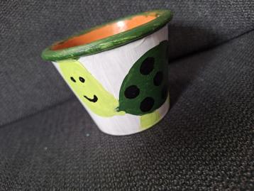 Bloempot met schildpad erop beschikbaar voor biedingen
