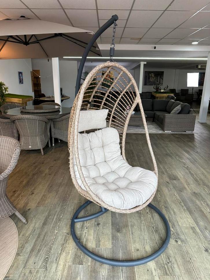 Hangstoel met standaard – Wicker – Direct leverbaar, Tuin en Terras, Tuinstoelen, Zo goed als nieuw, Wicker, Ophalen of Verzenden