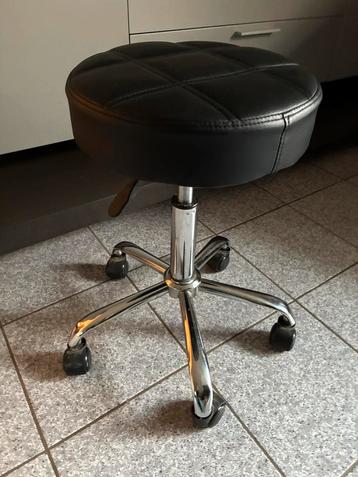 Zwarte kruk met wielen beschikbaar voor biedingen
