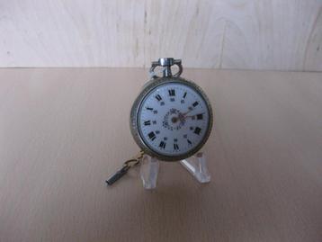 Antiek zakhorloge met sleutel van rond 1900. beschikbaar voor biedingen