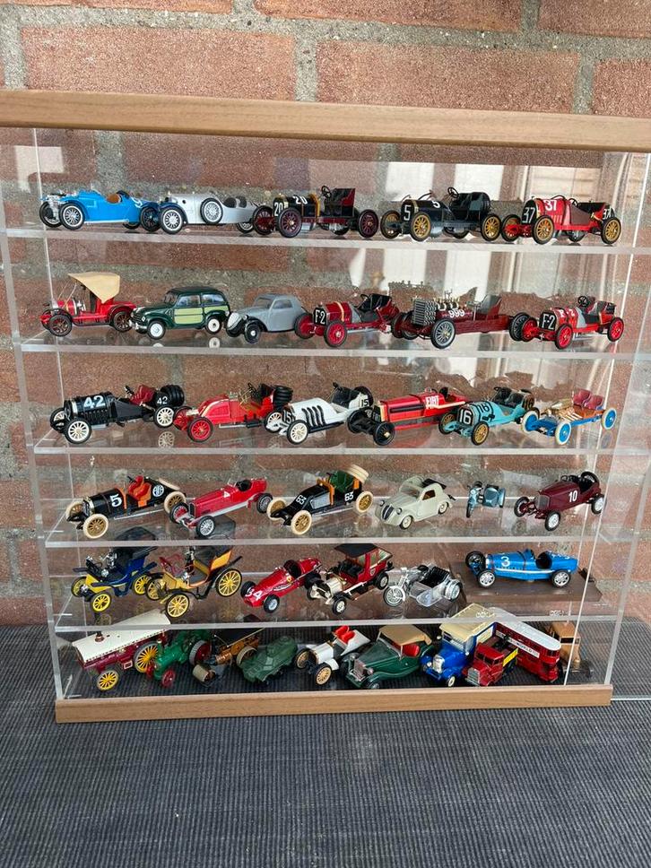 1:43 VERZAMELING PARTIJ IN VITRINE 39 STUKS, Hobby en Vrije tijd, Modelauto's | 1:43, Zo goed als nieuw, Auto, Overige merken