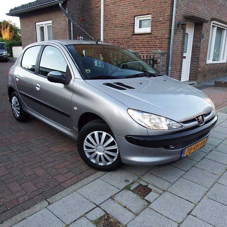 Peugeot 206 1.4 5D 2005 Grijs Airco Gr beurt nwe distr.riem, Auto's, Peugeot, Bedrijf, ABS, Airbags, Airconditioning, Centrale vergrendeling