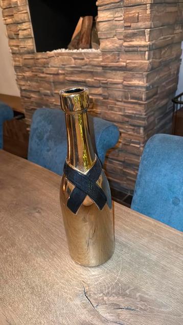 Gouden champagne fles vaas beschikbaar voor biedingen