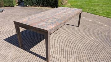 Zware tuintafel beschikbaar voor biedingen
