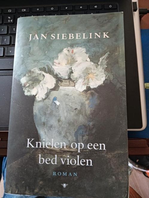 Jan Siebelink - Knielen op een bed violen, Boeken, Literatuur, Zo goed als nieuw, Nederland, Ophalen of Verzenden