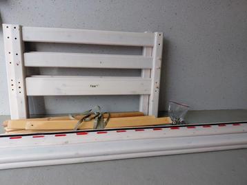 Wit houten bedframe beschikbaar voor biedingen