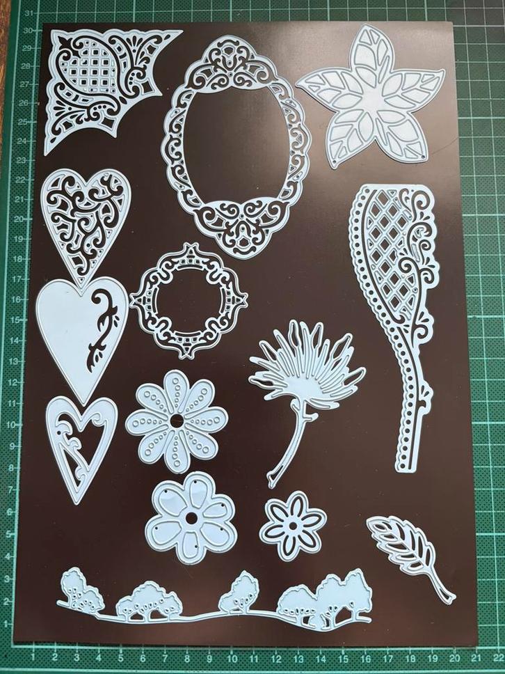 Marianne Design metalen snijmallen op A4 magneetvel, Hobby en Vrije tijd, Kaarten | Zelf maken, Zo goed als nieuw, Pons of Mal