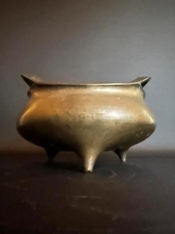 Antieke Chinese Bronzen Wierookbrander, Tripod en Lusgrepen beschikbaar voor biedingen