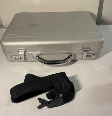 KOFFER 45 x 31 x 10cm met cijferslot beschikbaar voor biedingen