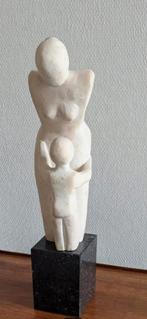Beeld moeder met kind omhelzing liefde op marmer sokkel, Antiek en Kunst, Ophalen