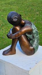 MEISJE ZITTEND IN BADPAK / bronzen beeld / vrouw, Tuin en Terras, Tuinbeelden, Huis en tuin decoratie Marie, Nieuw, Info@huisentuindecoratiemarie.nl