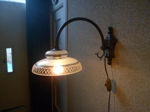 Sfeervolle vintage wandlamp brons koper glazen kap muurlamp., Antiek en Kunst, Antiek | Lampen, Ophalen of Verzenden