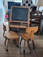 Oude schoolstoeltjes met krijtbord, Ophalen