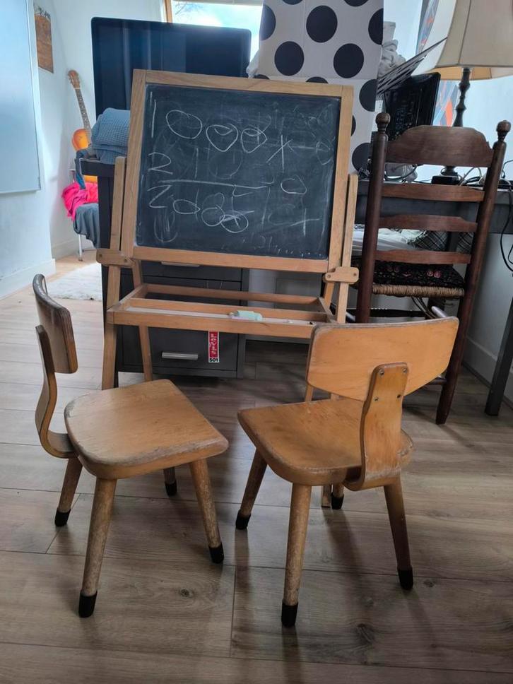 Oude schoolstoeltjes met krijtbord, Kinderen en Baby's, Kinderkamer | Tafels en Stoelen, Ophalen