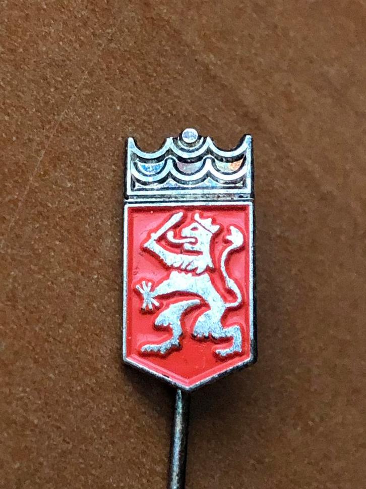 Oud speldje Nederlandse leeuw met kroon (het lijken golven), Verzamelen, Speldjes, Pins en Buttons, Gebruikt, Speldje of Pin, Overige onderwerpen