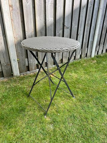 Tafel voor buiten beschikbaar voor biedingen