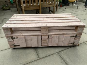 Superleuk tv kastje van pallets gemaakt. Op wieltjes beschikbaar voor biedingen