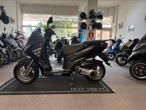 APRILLA SXR 45KM E5 4T BJ 2024 VAN 1E EIG MET FABRIEKS GARAN, Fietsen en Brommers, Scooters | Aprilia, Zo goed als nieuw, Overige modellen