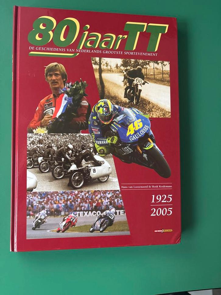 80 Jaar TT - Geschiedenis Nederlands Sportevenement, Boeken, Motoren, Zo goed als nieuw, Algemeen, Verzenden