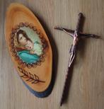 Bronskleurig kruisbeeld en religieuze afbeelding op hout., Ophalen of Verzenden, Zo goed als nieuw, Overige typen, Christendom | Katholiek