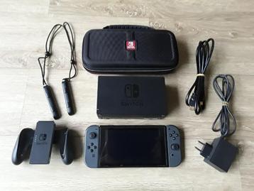 Nintendo Switch V2 Compleet in Top Staat + Beschermcase  beschikbaar voor biedingen