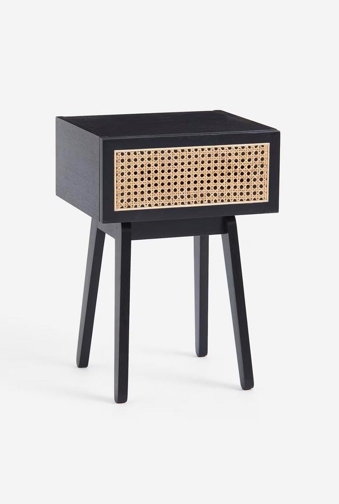 Nachtkastje zwart met rotan lade, Huis en Inrichting, Slaapkamer | Nachtkastjes, Nieuw, 55 tot 70 cm, Minder dan 45 cm, Hout, Ophalen