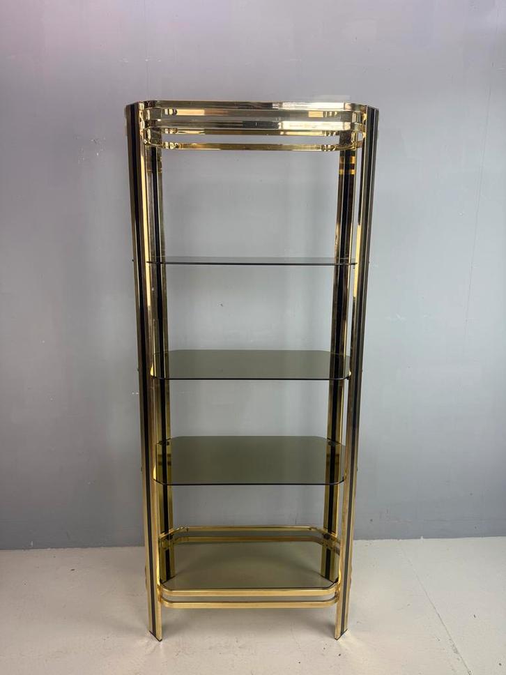 Vintage gouden Vitrinekast met rookglazen planken, Huis en Inrichting, Kasten | Stellingkasten, Gebruikt, Ophalen