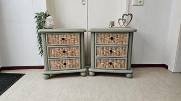 Mooie set nachtkastjes  beschikbaar voor biedingen