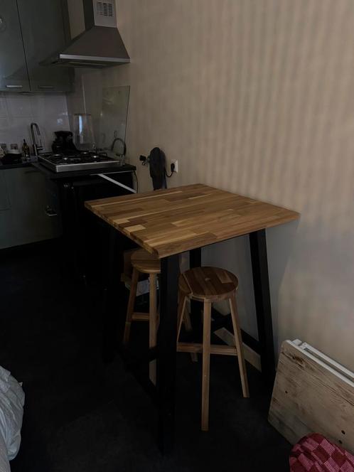 Hoge bartafel (Ikea) met krukken – hout & zwart, Huis en Inrichting, Barren, Zo goed als nieuw, Ophalen