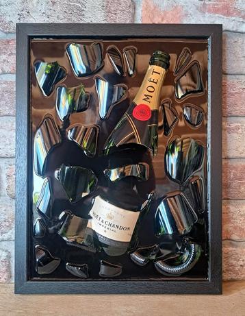 Moët Chandon fles verwerkt in een lijst met Epoxy  beschikbaar voor biedingen