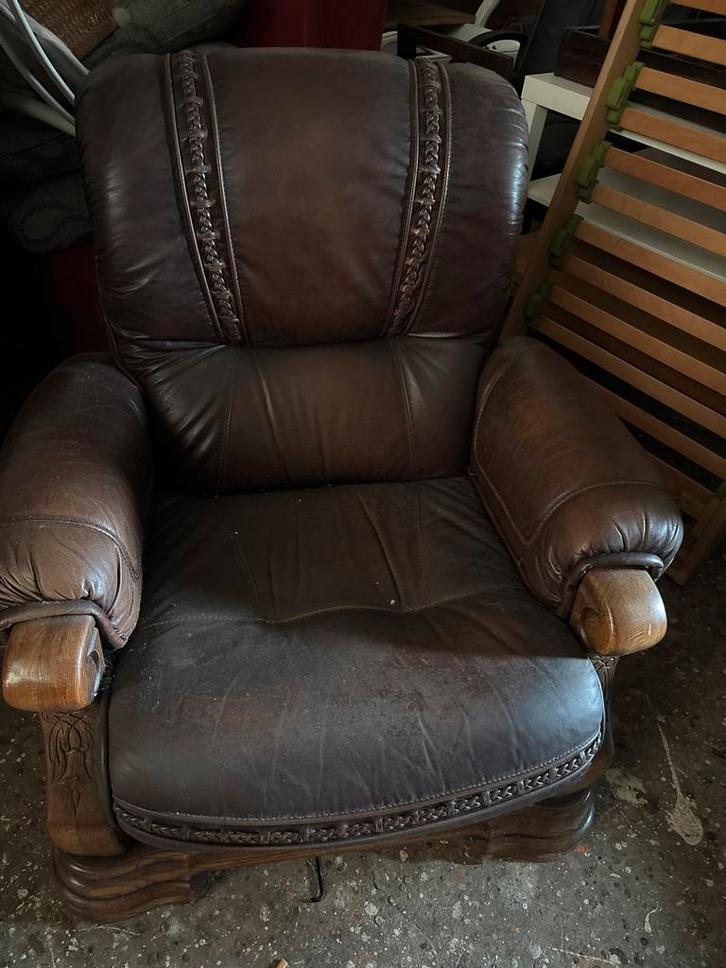 Lederen fauteuil met eiken €25, Huis en Inrichting, Fauteuils, Gebruikt, Hout, 75 tot 100 cm, Ophalen