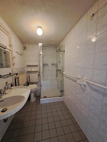 Gratis badkamer (gebruikt) beschikbaar voor biedingen