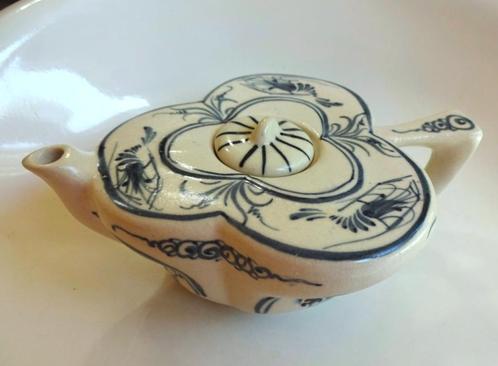 Vintage Vietnamese theepot: gelobd, handbeschilderd, Antiek en Kunst, Antiek | Keramiek en Aardewerk, Ophalen of Verzenden