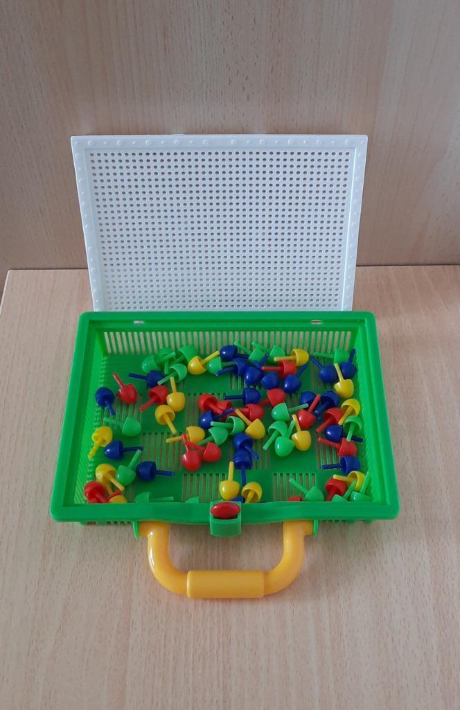72 INSTEEKMOZAÏEK PINS Leeftijd 3+ koffertje GRATIS, Kinderen en Baby's, Speelgoed | Educatief en Creatief, Gebruikt, Ontdekken
