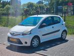 Toyota Aygo 1.0 12V Vvt-i 5DRS 2013 Wit NAP Kilometer, Auto's, Toyota, Voorwielaandrijving, Stof, Zwart, 4 stoelen