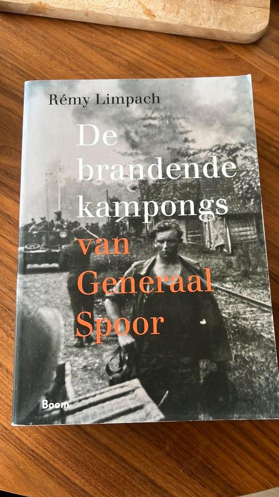 Rémy Limpach - De brandende kampongs van Generaal Spoor, Boeken, Overige Boeken, Gelezen, Ophalen of Verzenden